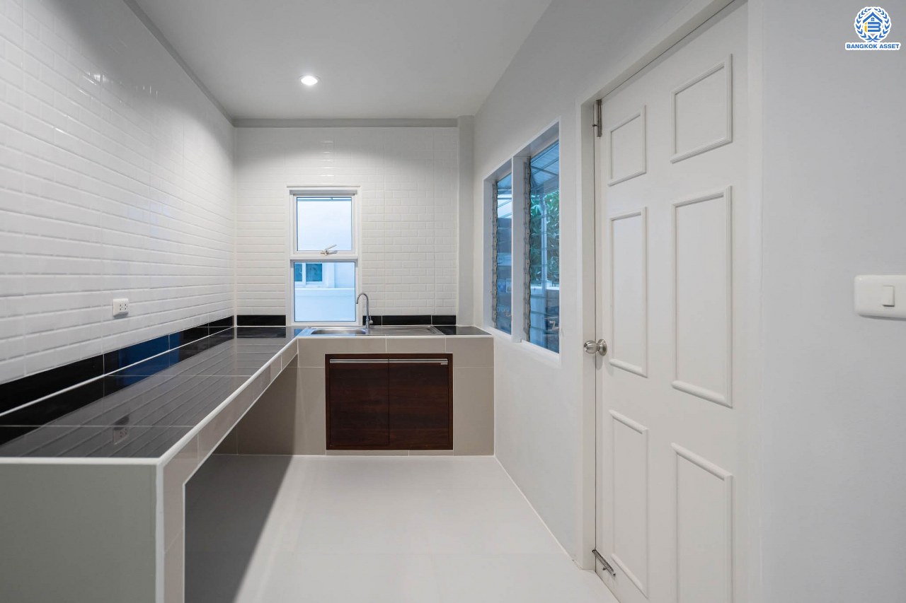 บ้านมือสองตกแต่งใหม่ โครงการ ชวนชื่นโมดัส ราชพฤกษ์-ท่าอิฐ เนื้อที่กว่า 53 ตร.ว. พร้อมฟังก์ชัน 3 ห้องนอน 3 ห้องน้ำ จอดรถได้ 2 คัน บนทำเลศักยภาพ เชื่อมต่อถนนรัตนาธิเบศร์ และถนนราชพฤกษ์ ทำเลใจกลาง 2 เซ็นทรัล ใกล้รถไฟฟ้า "สถานีบางรักน้อยท่าอิฐ"